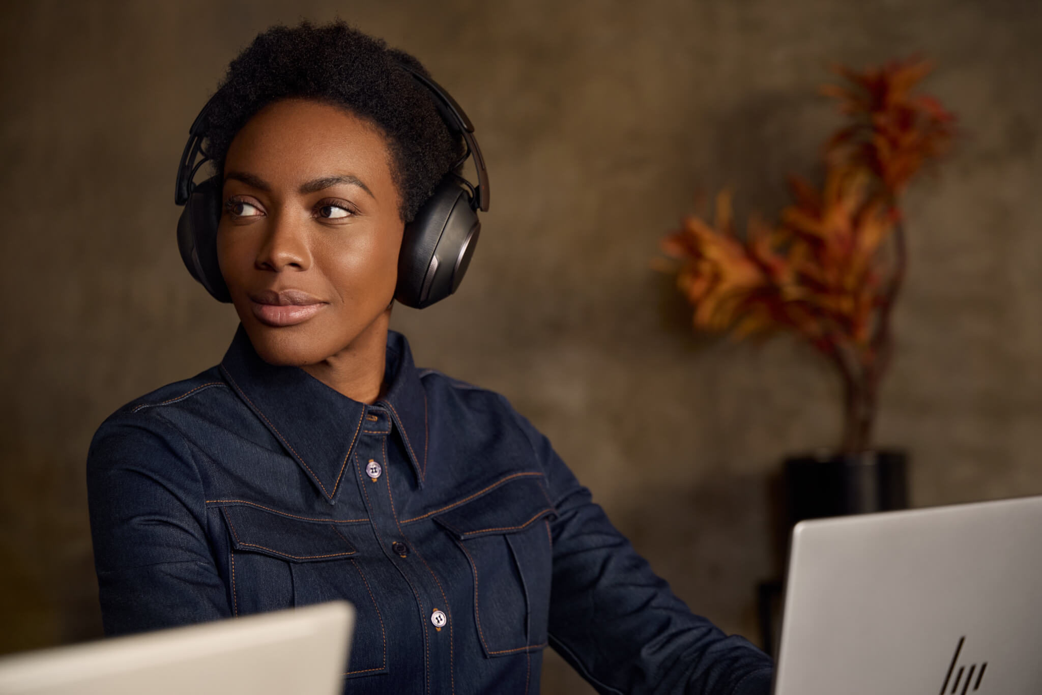 HP Poly Voyager Surround 80 UC USB-C HP Poly Voyager Surround 80 UC USB-C